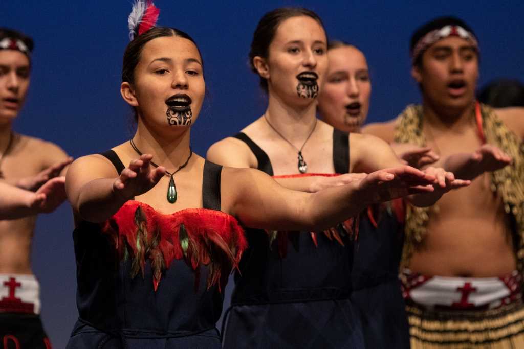 Tū whitia te hopo, mairangitia te angitū!